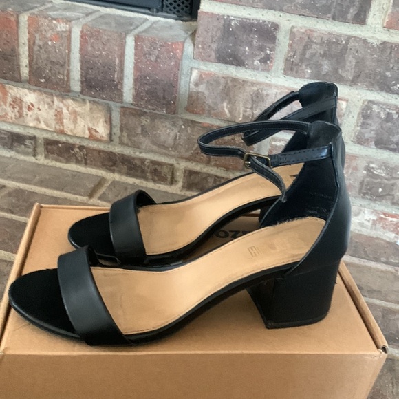 Amazon Essentials Women’s Heeled Sandal. Black. Size 7 - Picture 4 of 8